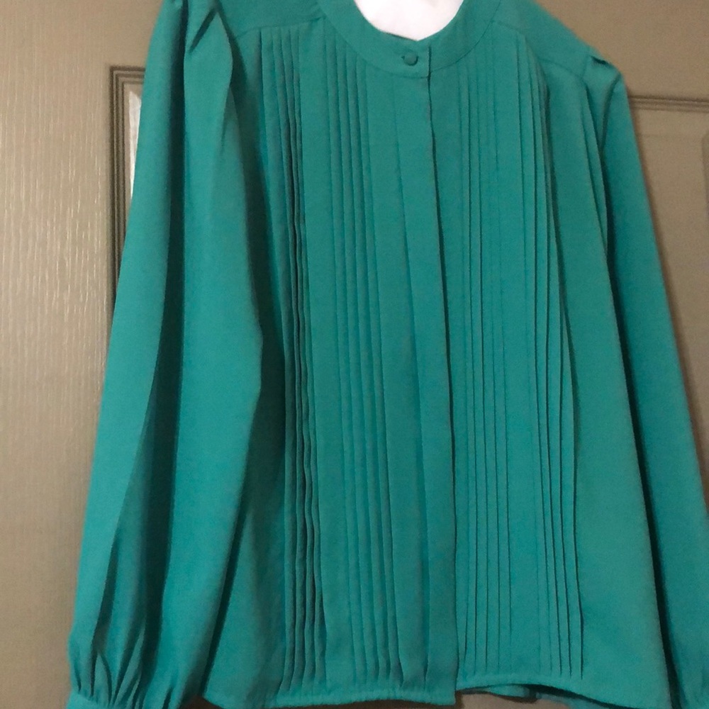 Fields long sleeved pleated green blouse. Size 8
